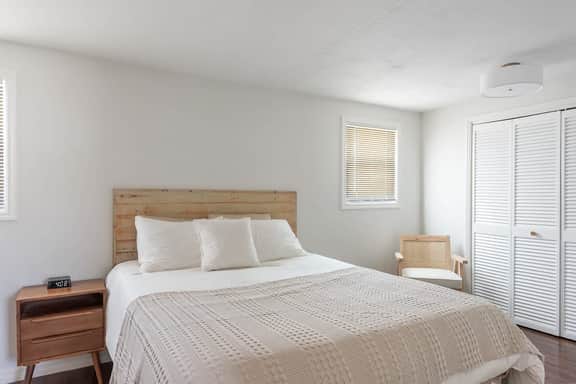 Cozy Coastal Retreat Near Beach & Dining - Image 3