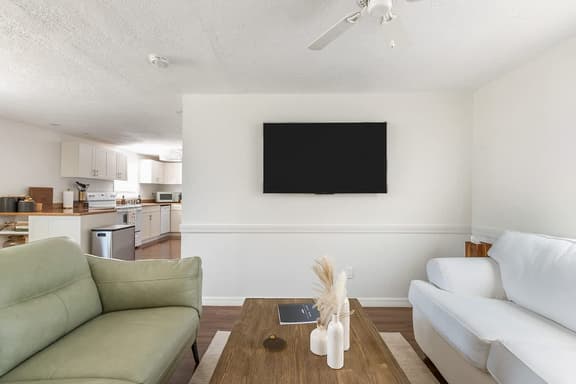 Cozy Coastal Retreat Near Beach & Dining - Image 1